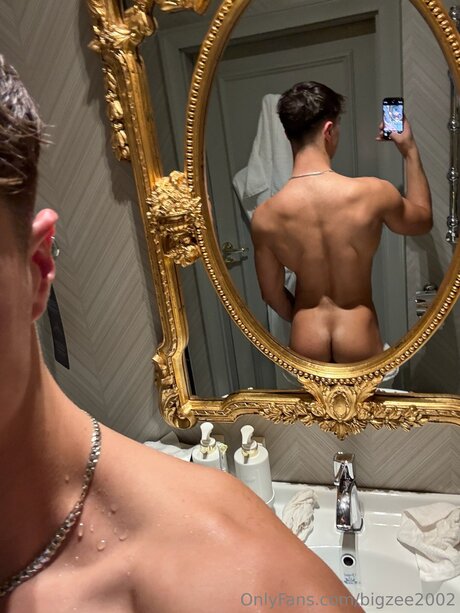 Bigzee2002 model pornographic images