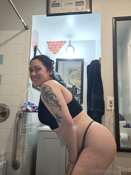 Trippykoala425 pornstar top photo