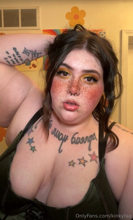 Kinkyfae model nude pic