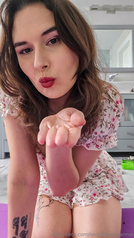 Seductively Annie beautiful model pics