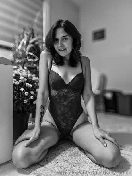 Seductively Annie nude star photos