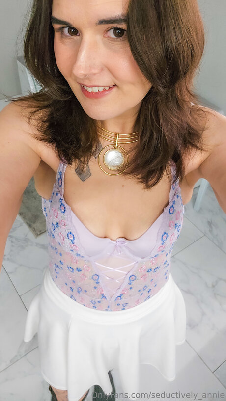 Seductively Annie beautiful star pictures