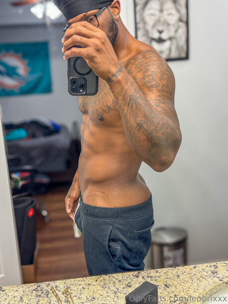 Leobrixxx nude model photo