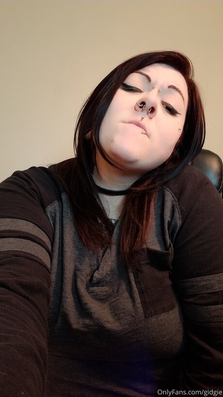 Gidgie model high quality images