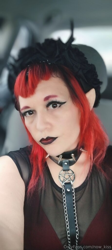 Now Kiss naked pornstar img