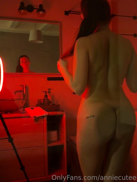 Anniecutee erotic star pic