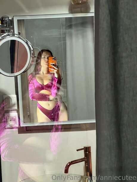 Anniecutee pornstar free photo