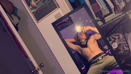 Uknowty sex model pic