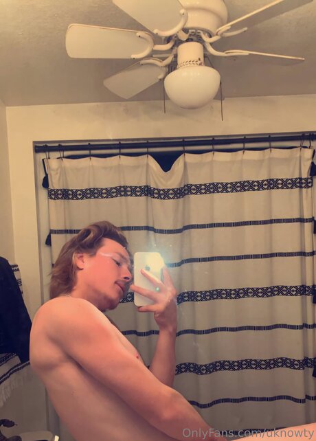 Uknowty nudes model images