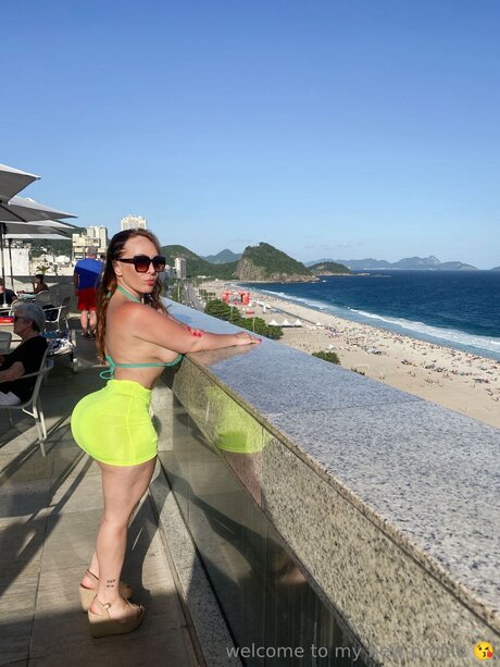 Ani Free sexy actress photo