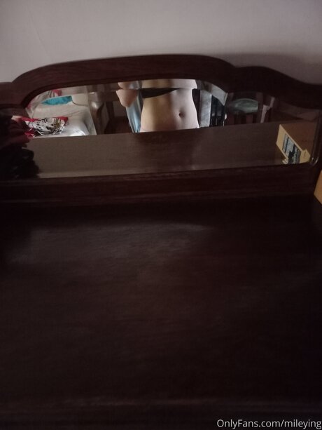 Emileying free model picture