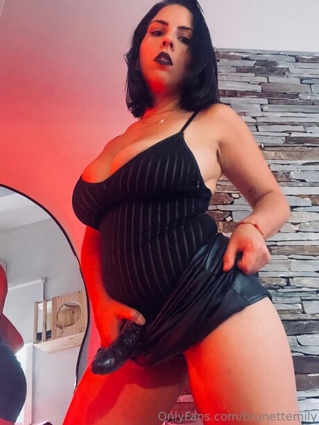 Brunettemily hot actress pics