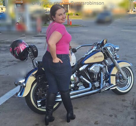 Miflymrsrobinson exclusive actress img