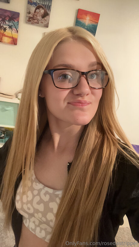 Rosedastripper star erotic photos