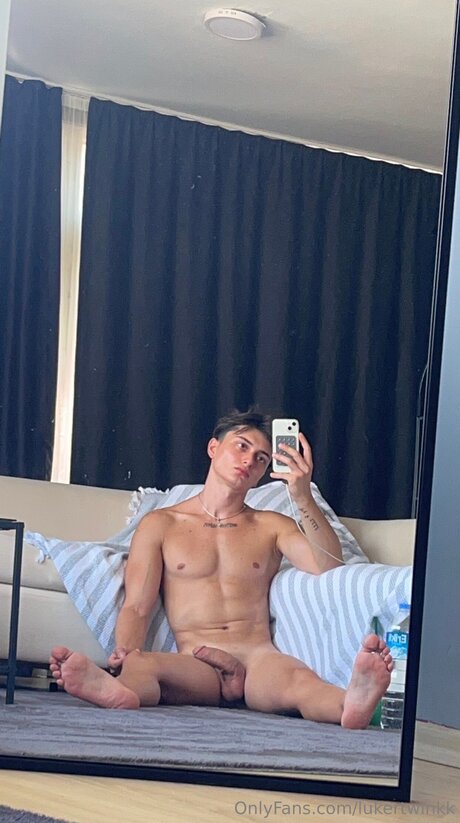 Lukertwinkk model hot picture