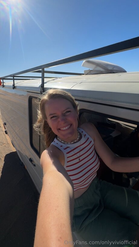 Onlyviviofficial model porn img