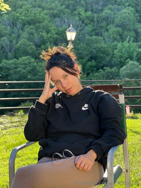 Aprilcollins exclusive star pic