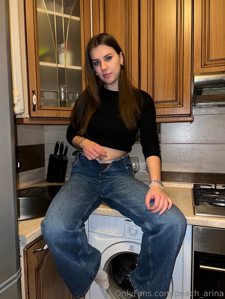 Peach Arina model adult pic