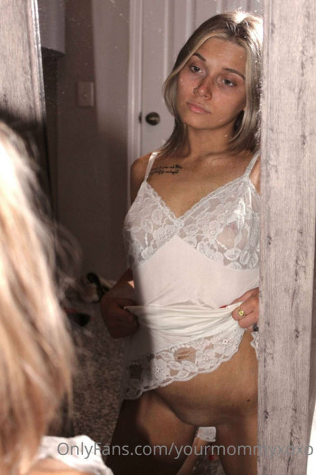 yourmommyxoxo art actress gallery