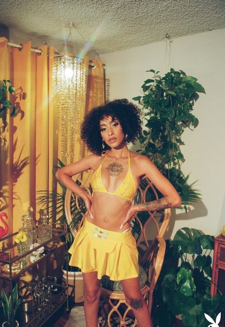 Sunnibytch model adult pic