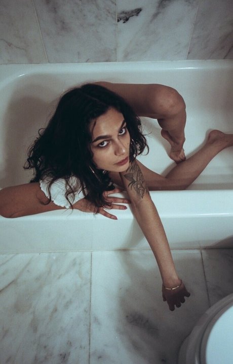 Itshades art model picture