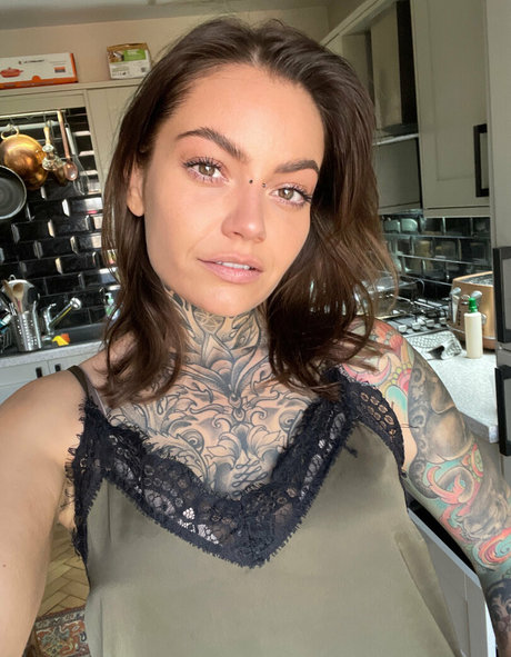 Nikky French art model img