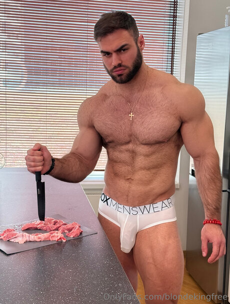 Blondekingfree model top picture