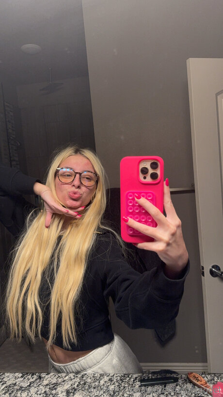 Petiteblondemodel model art img