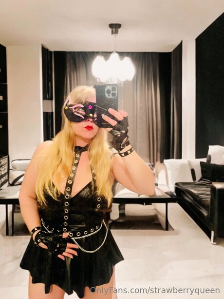 Strawberryqueen free model picture