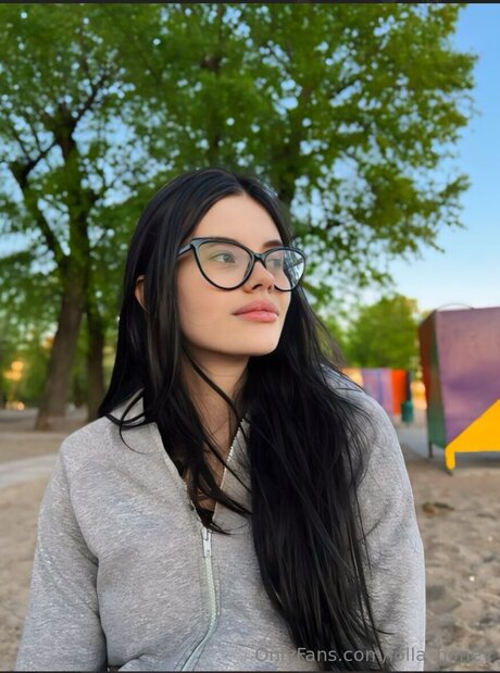 Lolla Honey nude actress photo