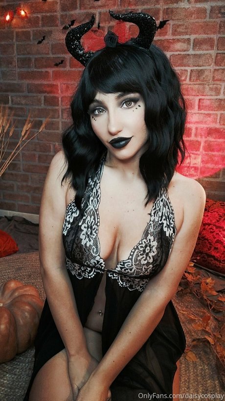 Daisyylewd model nude pictures