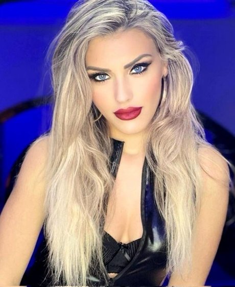 Mistress Iside xxx model pic