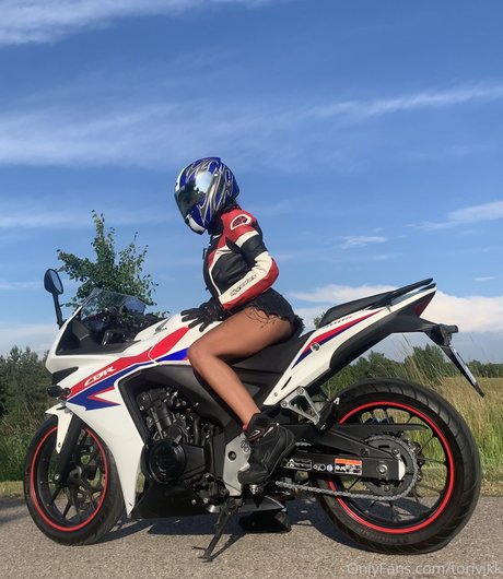 Tori Vikk xxx model images