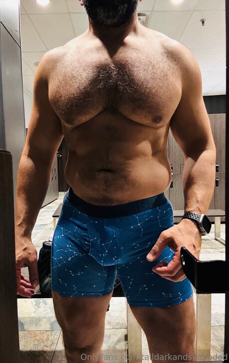 Talldarkandsingledad adult model pic