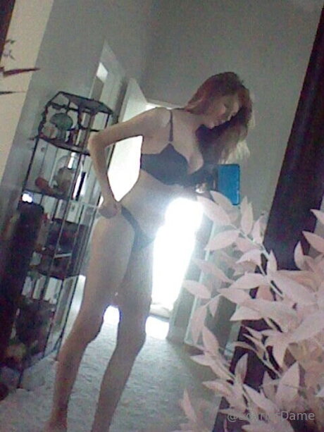 Scarletdame naked model photo