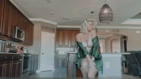 Theclaw_ hot actress pic