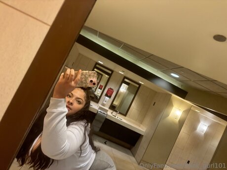 Thick Gurl101 naked model images