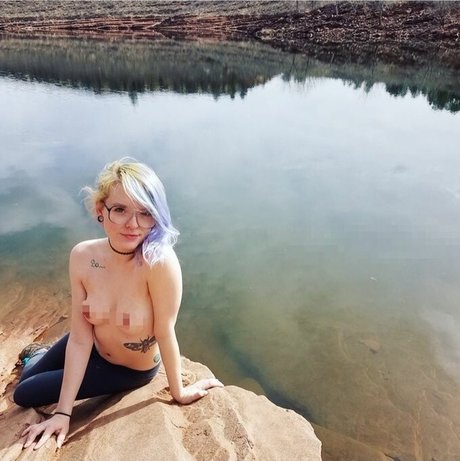 Faebelle model hot image