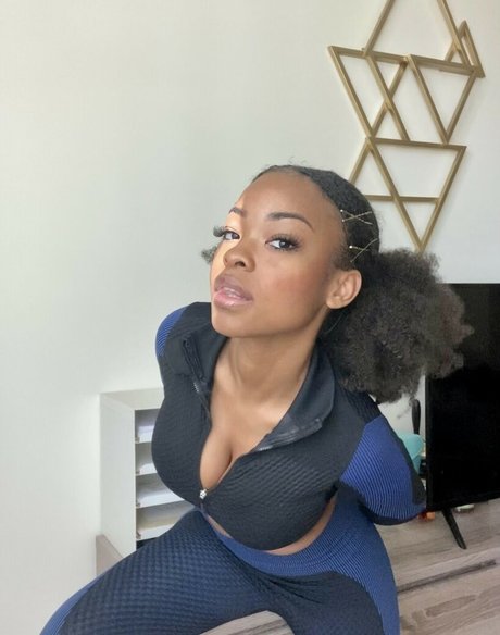 zuribellarose naked model image