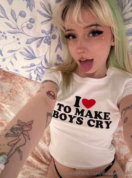 Evaaviolettt model hot img