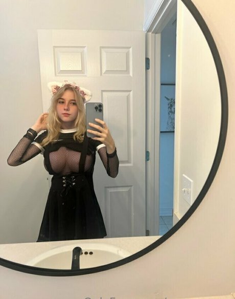 zooemoore exclusive actress photo