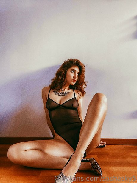 Annie Opium model naked photos