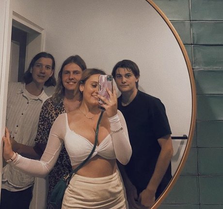 Zoe H hd model image