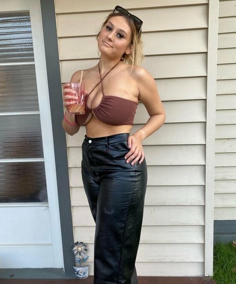 Zoe H exclusive model picture