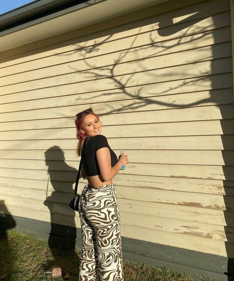 Zoe H high quality model image