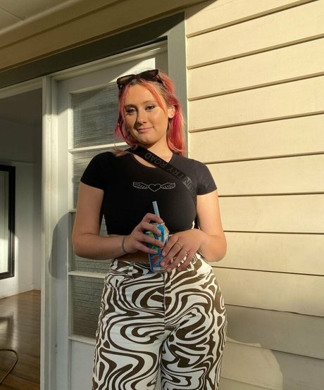 Zoe H adult model img