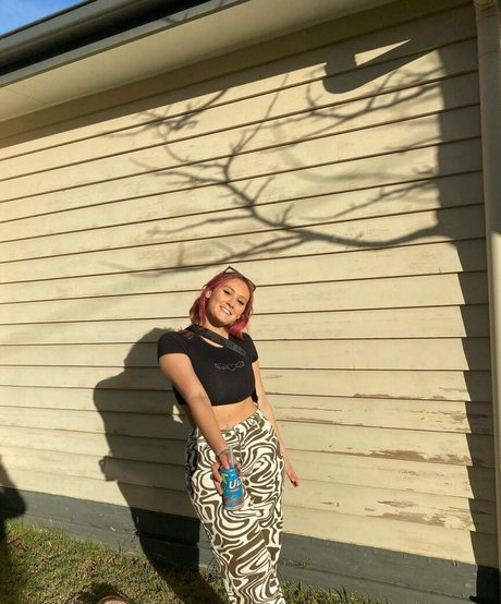 Zoe H sexy model pics