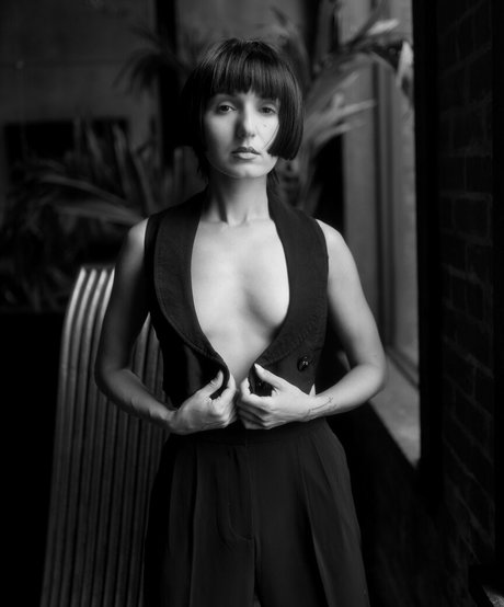 zoecwest exclusive star img