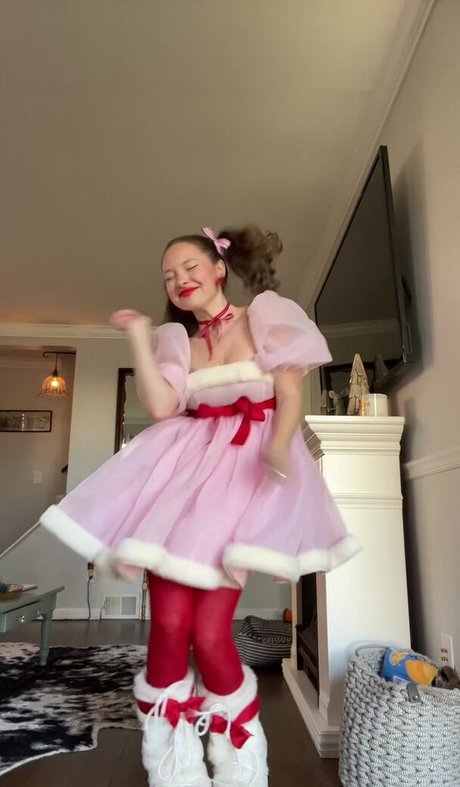 Zoe Colletti hot star image