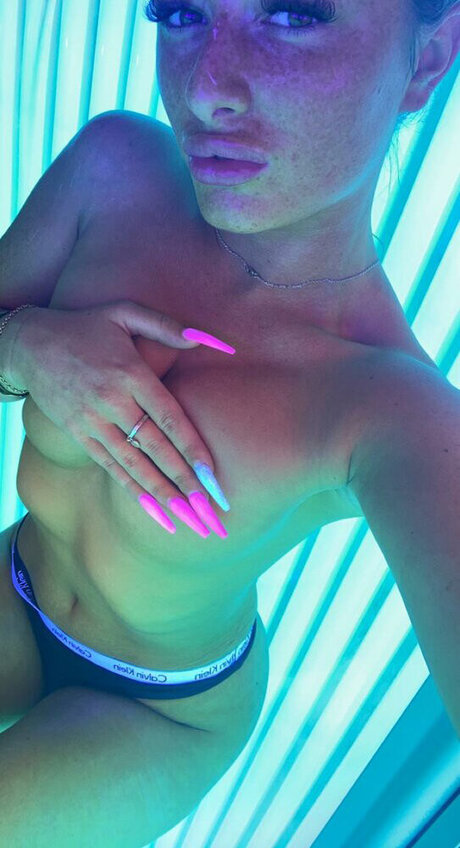 Chloe Allen model naked photo